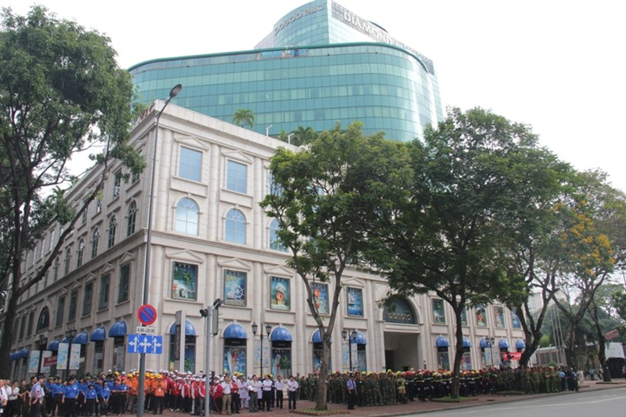 Toàn cảnh tòa nhà Trung tâm thương mại Diamond Plaza (đại lộ Lê Duẩn, quận 1-TP.HCM) trước giờ diễn tập sáng ngày 14/8.